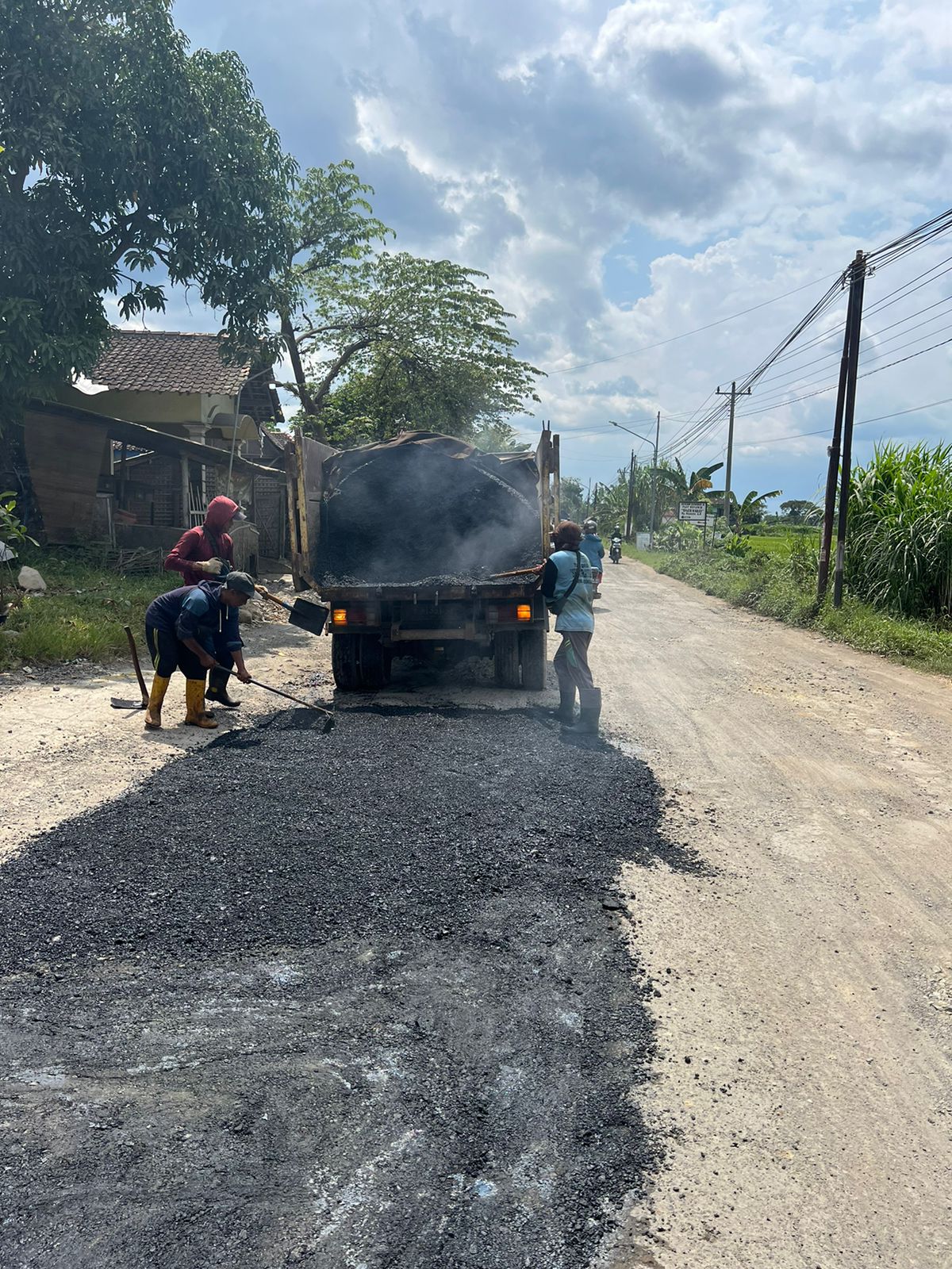 Tim Reaksi cepat pembangunan Jalan Tol Jogja Solo melakukan perbaikan jalan rusak yang di timbulkan oleh angkutan pasir yang melintas untuk proyek Jalan Tol Jogja Solo