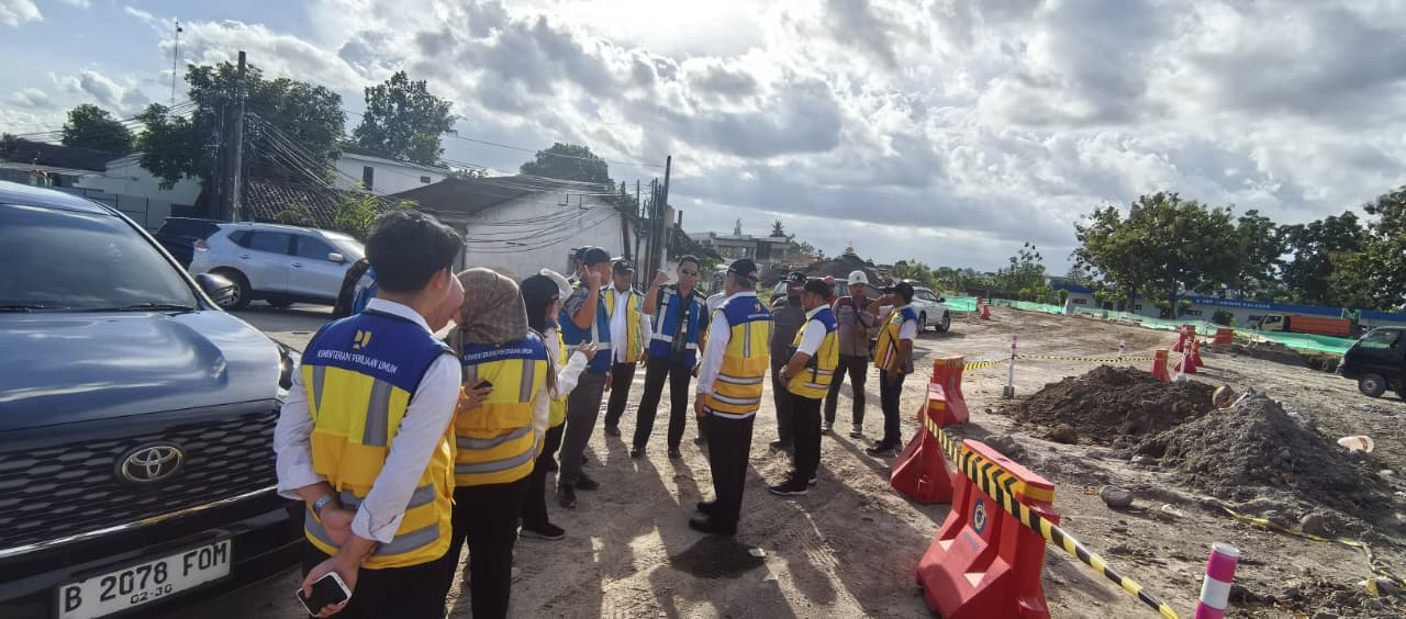 Kunjungan kali ini di awali diskusi dan paparan di kantor Jasamarga Jogja Solo dan dilanjutkan kunjungan lapangan ke segmen 1.2B Prambanan-Purwomartani dan ke segmen 2.1A Purwomartani-Maguwoharjomelalui sinergi dan koordinasi ini diharapkan dapat mendorong percepatan pembangunan infrastruktur strategis yang berdampak langsung pada konektivitas wilayah dan kesejahtraan masyarakat.