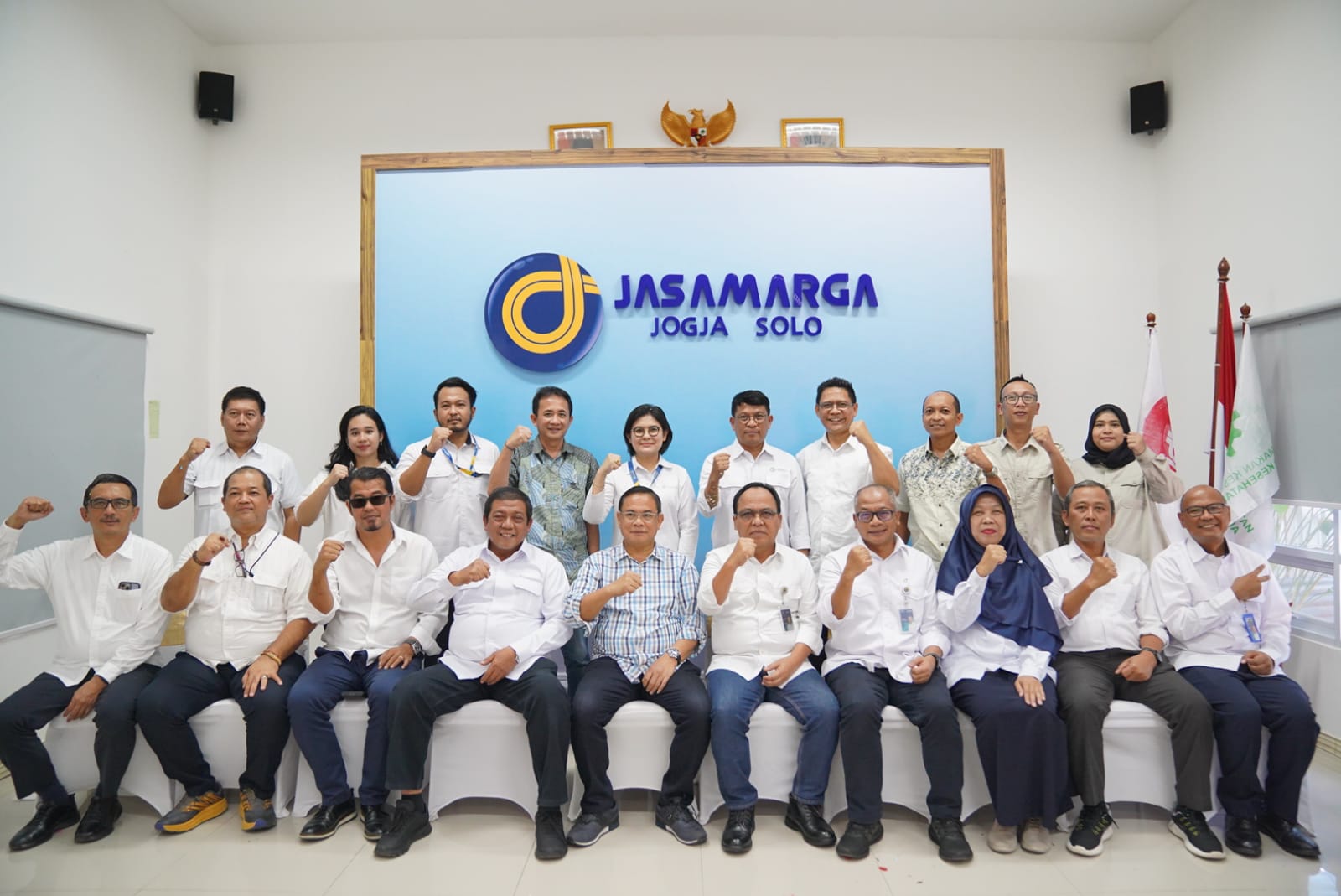 Sesi Foto bersama Perwakilan Para Pemegang Saham, Dewan Komisaris, Direksi PT JMJ serta Perwakilan dari Jasa Marga Group