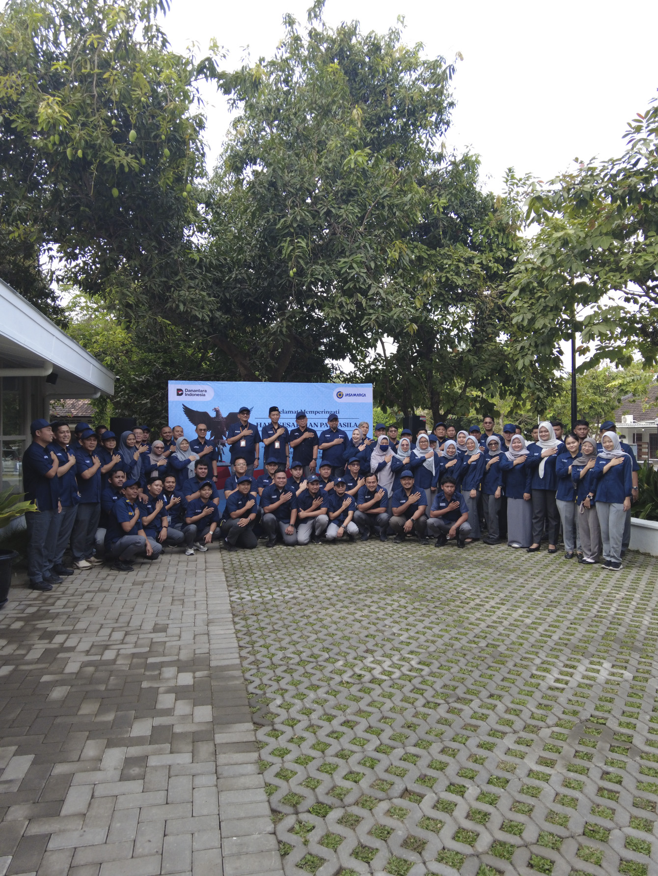 Dalam rangka memperingati Hari Kesaktian Pancasila, seluruh karyawan & karyawati PT.Jasamarga Jogja Solo mengikuti upacara yang diselenggarakan di lapangan parkir kantor PT. JJB pada Kamis, 1 Oktober 2026.   

Direktur Utama PT. JMJ Rudy Hardiansyah bertindak selaku Pembina Upacara yang didampingi Direktur Teknik Pristi Wahyono dan Direktur Keuangan Umum Yhanni Haryanto. Turut serta dalam upacara tersebut Direktur Keuangan PT Jasamarga Jogja Bawen Edi Sutrisno serta rekan-rekan dari Jasamarga Jogja Bawen dan Jasamarga Tollroad Operator.   


Dengan pelaksanaan upacara Hari Kesaktian Pancasila yang mengusung tema “Pancasila Pemersatu Bangsa Menuju Indonesia Berdaulat, Adil, dan Makmur”, diharapkan seluruh karyawan dan karyawati dapat selalu mengingat semangat persatuan yang direkatkan oleh nilai-nilai luhur Pancasila.   

Selamat Hari Kesaktian Pancasila!