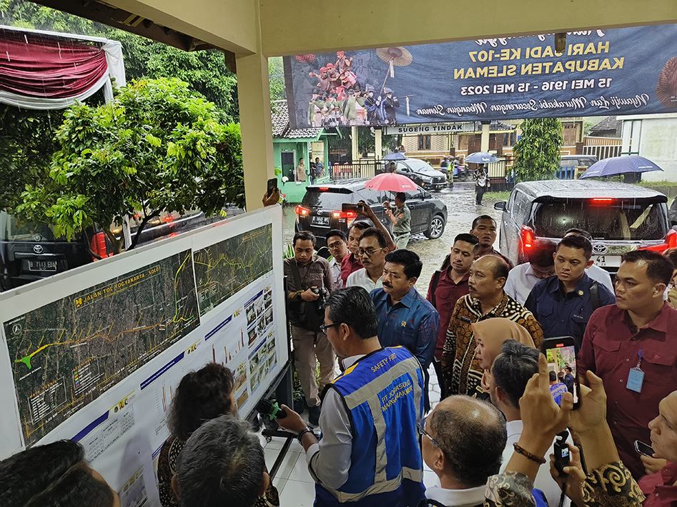 Paparan progres pengadaan tanah Pembangunan Jalan Tol Solo-Yogjakarta-YIA Kulonprogo oleh Direktur Utama PT Jogjasolo Marga Makmur kepada Menteri ATR/BPN