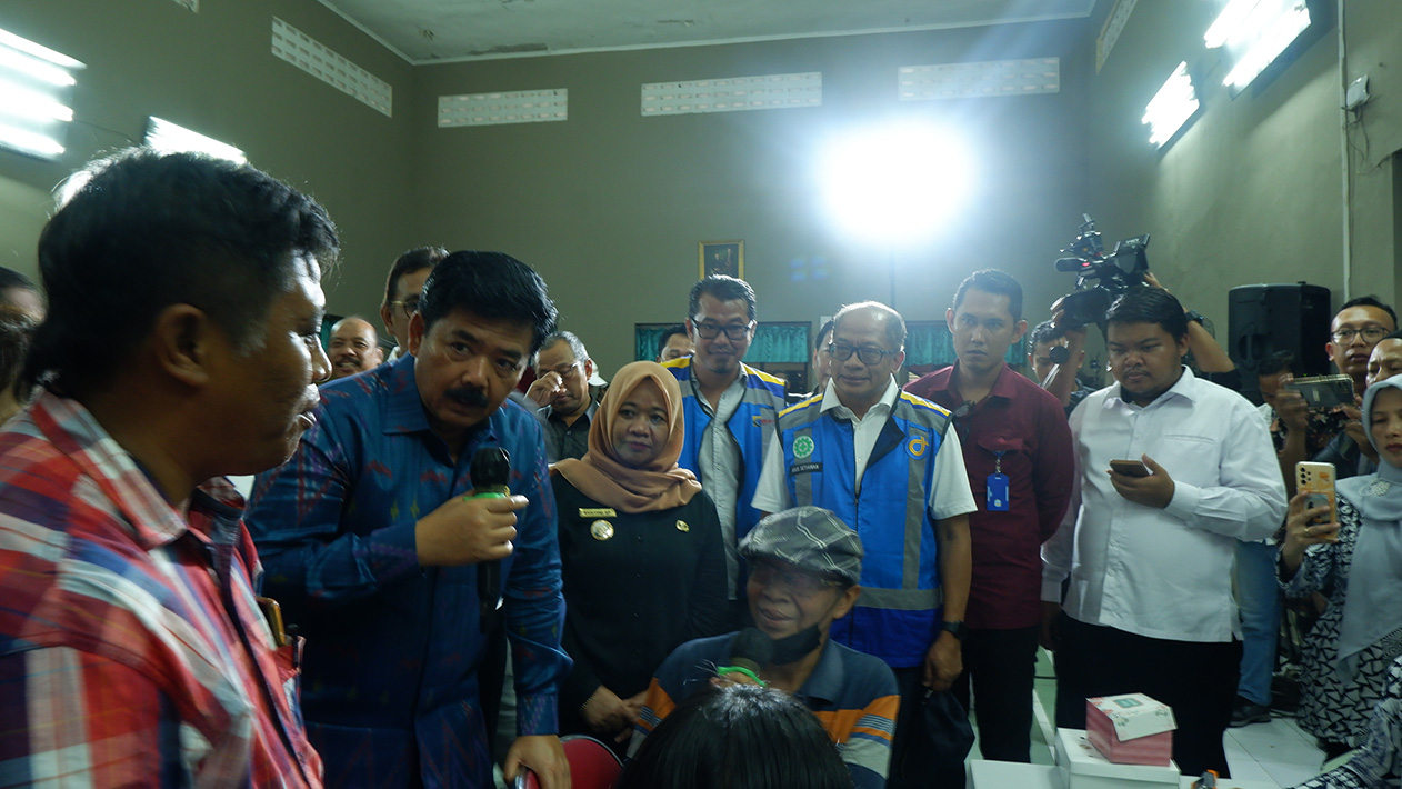 Menteri ATR/BPN berdiskusi langsung dengan masyarakat dalam kunjungannya ke acara Pembayaran UGK Proyek Pembangunan Jalan Tol Solo-Yogjakarta-YIA Kulonprogo